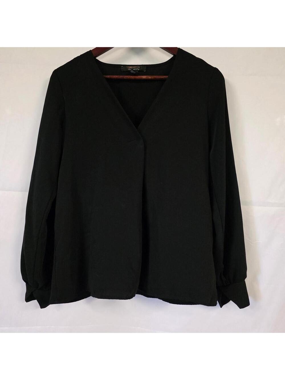Black blouse with long sleeves and V-neckline #workwear #professional